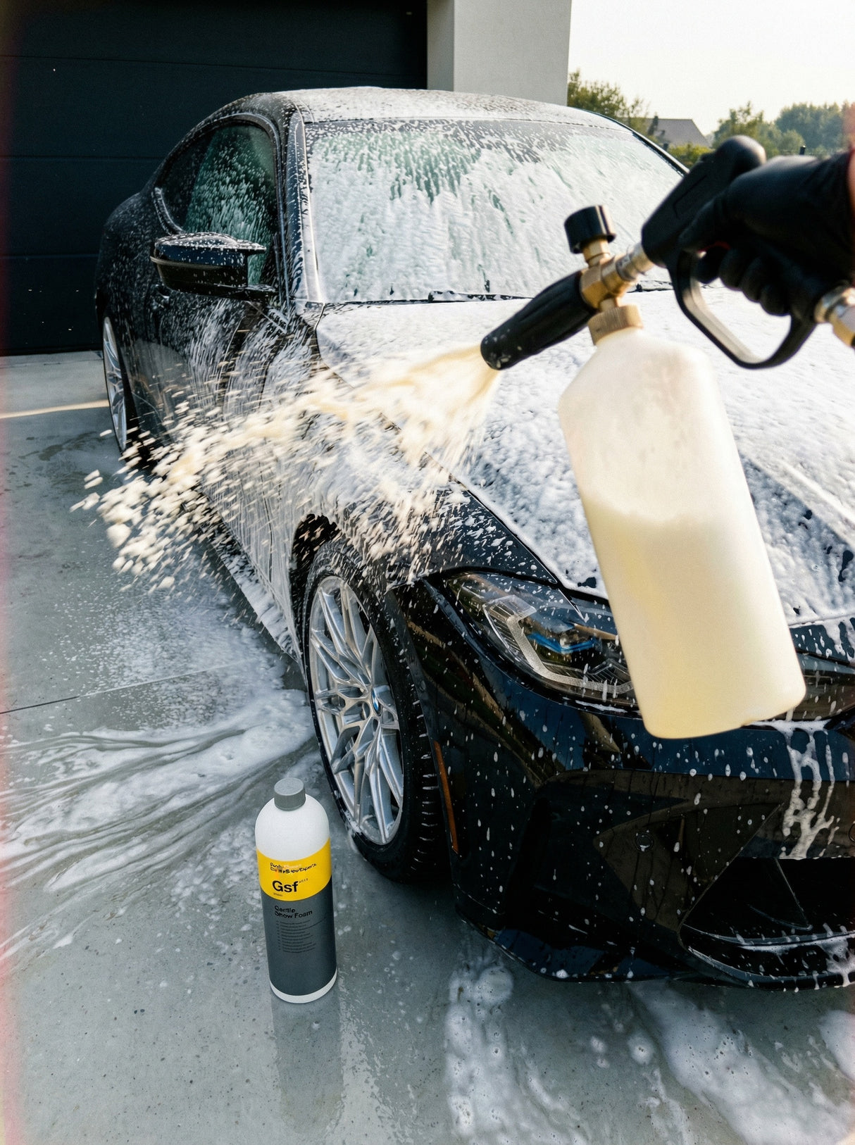 Koch-Chemie Gentle Snow Foam Gsf – Anwendung mit Schaumlanze auf schwarzem BMW M4 CSL