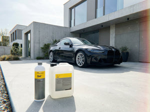 Koch-Chemie Gentle Snow Foam Gsf – 1000ml und 5L Varianten auf moderner Einfahrt vor schwarzem BMW M4 CSL